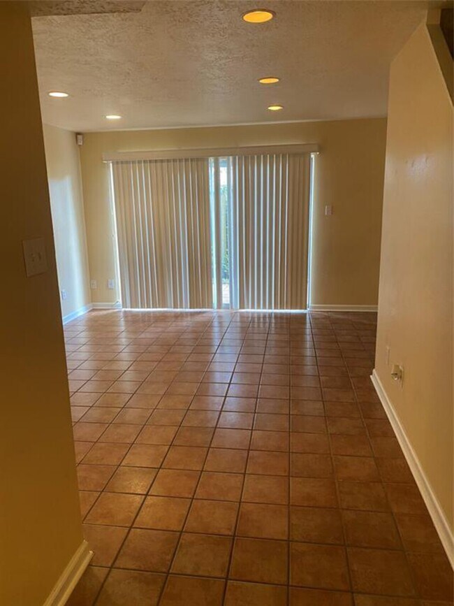 Building Photo - Bay Colony Townhomes