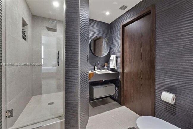 Building Photo - 808 Brickell Key Dr