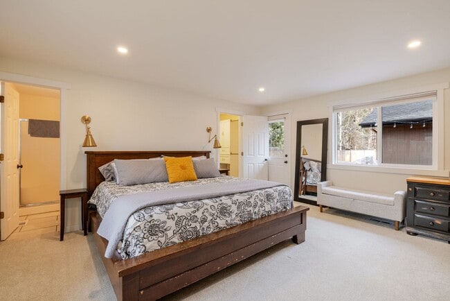 Building Photo - Furnished Rental in Desirable NW Bend Neighborhood