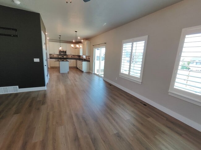 Building Photo - Spacious 4 bed/2.5 bath Home!