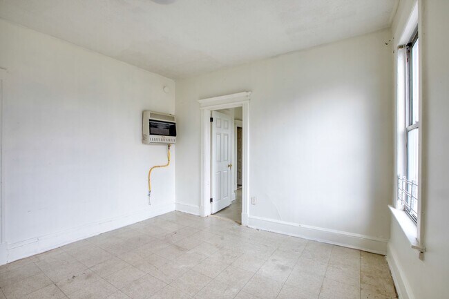 Building Photo - 2 bedroom 1 bath available ASAP