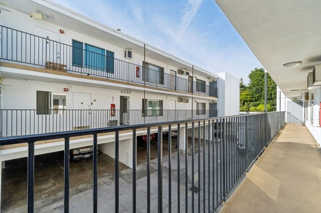 Building Photo - 2 bed 1 Bath Available Now