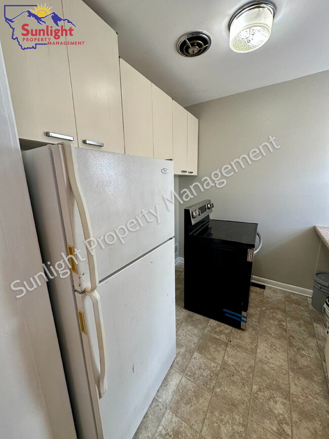 Building Photo - Charming Studio Apartment –Near Hospital!