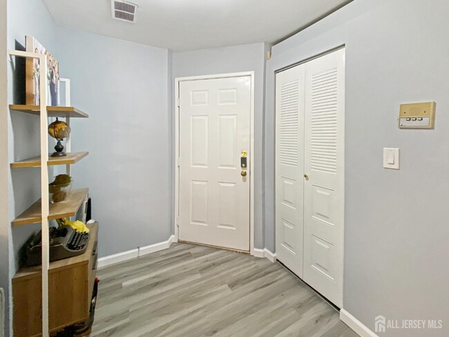 Building Photo - 5062 Beech Ct