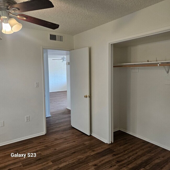 Building Photo - 9845 N 105th Dr