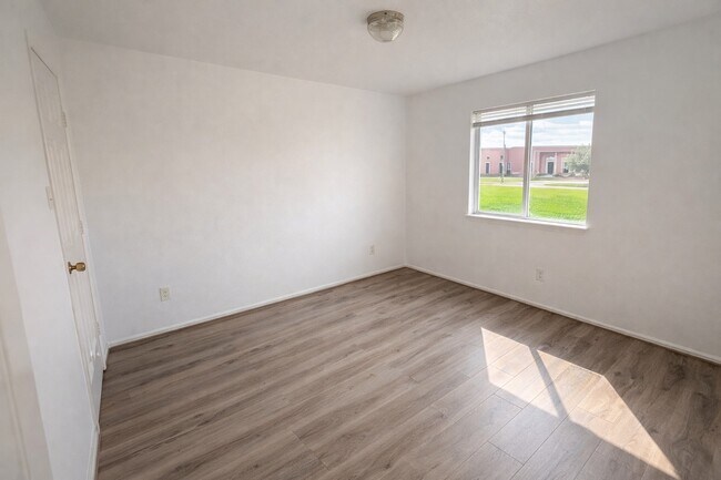 Building Photo - 14123 Fox Creek Park Dr