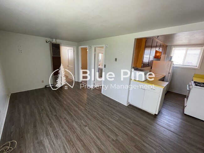 Building Photo - 550 W 21st St