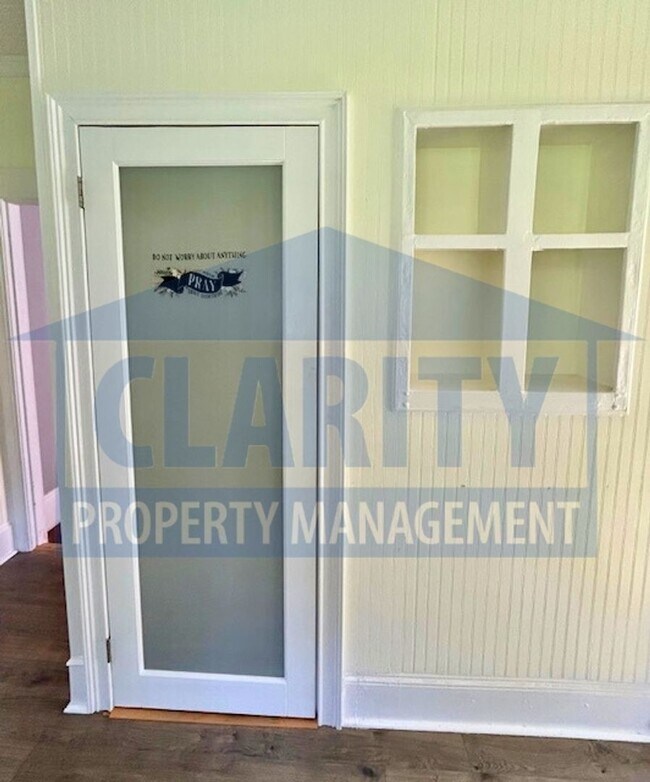 Building Photo - Two bedroom home in historic downtown Clev...