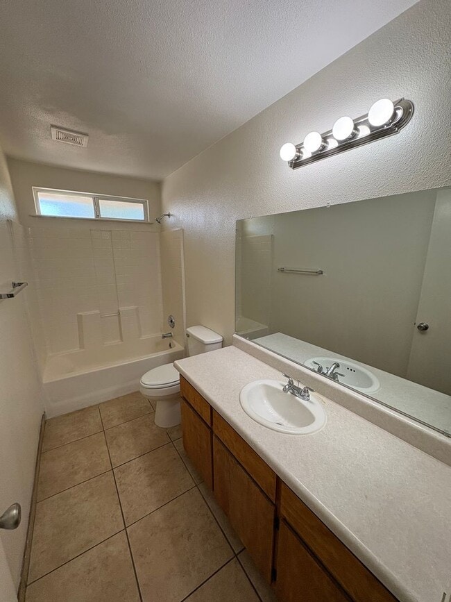 Building Photo - Charming Tulare home available now!