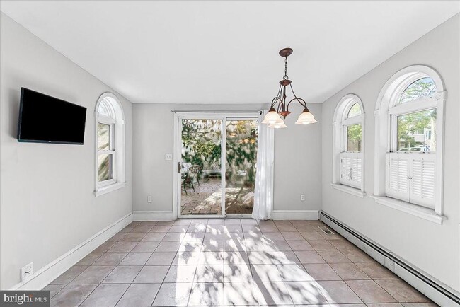 Building Photo - 240 W Miner St