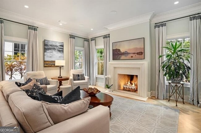 Building Photo - 407 8th St NE