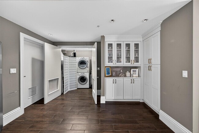 Building Photo - 455 E Palmetto Park Rd