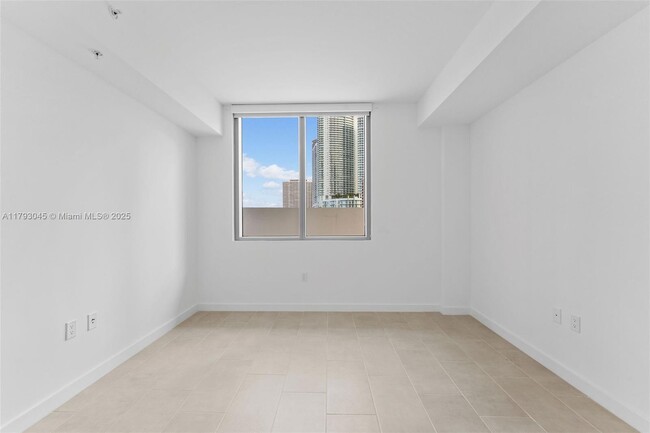 Building Photo - 2150 N Bayshore Dr
