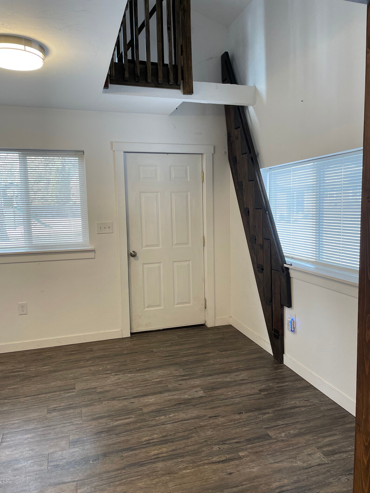 Building Photo - 209 W Barnes Rd