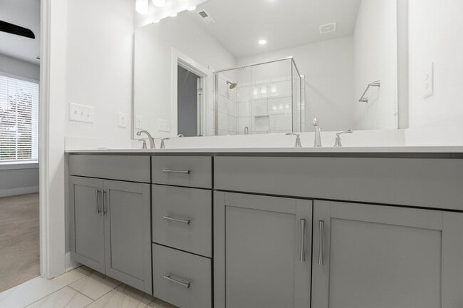 Building Photo - Modern Townhome in the Heart of Plaza Midw...