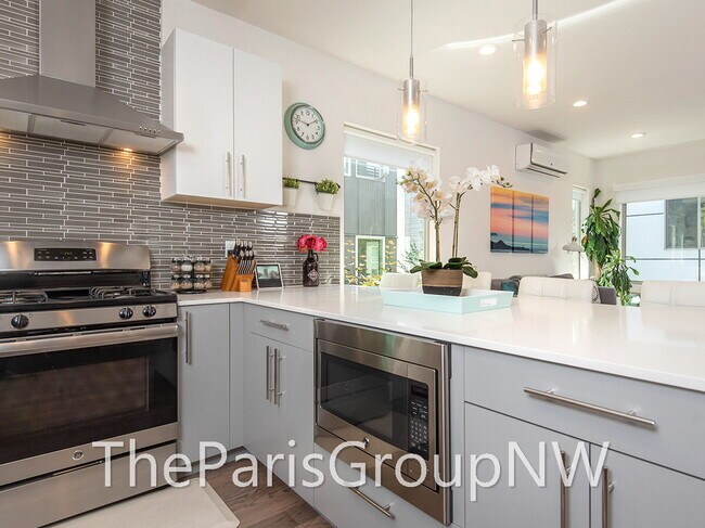 Building Photo - Stunning Mod 3BR+Den, 3.5BA Townhome * XL Roof Deck *A/C ++