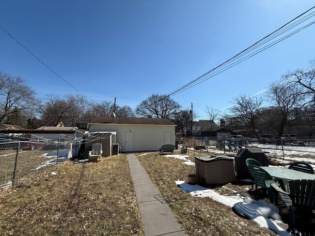 Building Photo - 2833 S 31st Ave