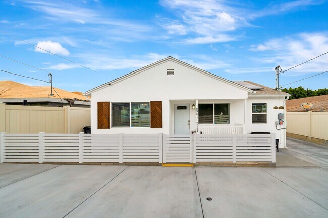 Building Photo - 10951 Whitegate Ave