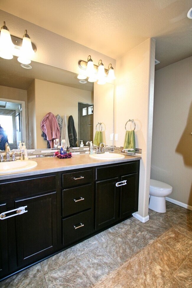 Building Photo - Beautiful 3 bedroom home located in Bannin...