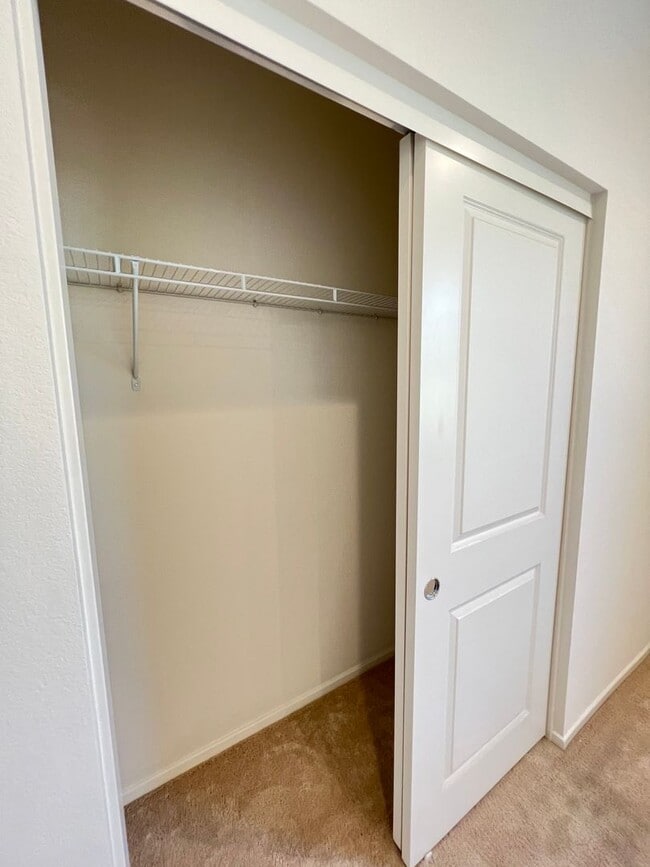 Building Photo - Beautiful 2 Bedroom 2 Bath Townhome