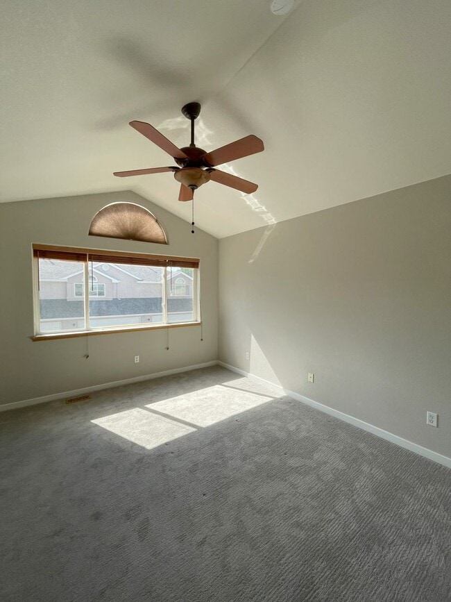 Building Photo - Beautiful 2 BED/3 BATH Louisville Townhome...