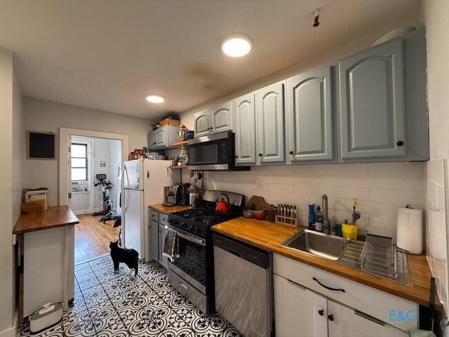 Building Photo - Top Level 2 BR (Convert. 3 Bedrooms) Townhouse Custom Apt.  with large private outdoor Space