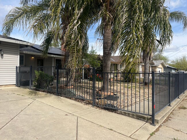 Building Photo - 3 Bedroom Home - Move in Special $200.00 o...