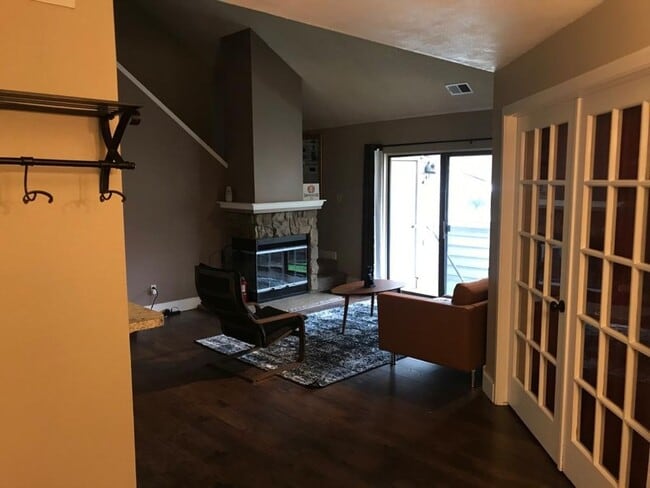 Building Photo - Spacious 3BR Condo in Denver