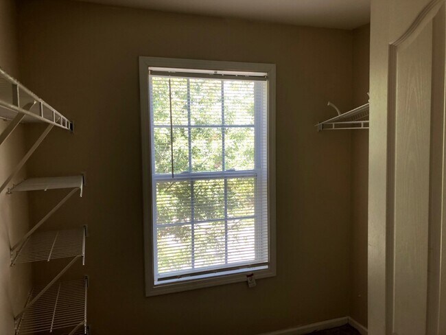 Building Photo - Newly remodeled Townhouse in Douglas Count...