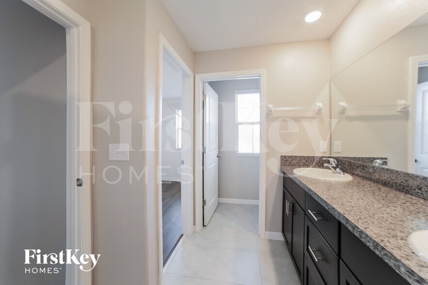 Building Photo - 10215 Cool Waterlily Ave