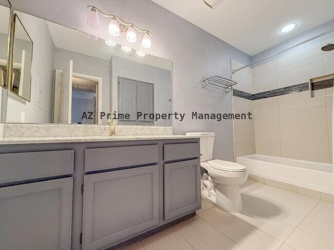 Building Photo - 750 E Northern Ave