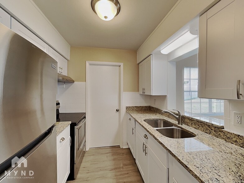 Building Photo - 12431 Brookside St