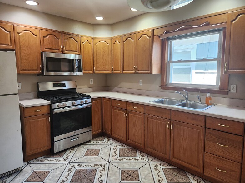 Kitchen with Recessed Lights - 30 E 36th St