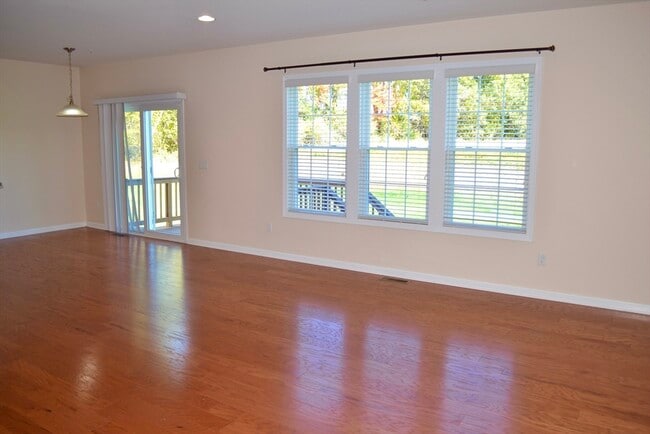 Building Photo - 8 Spicebush Ct