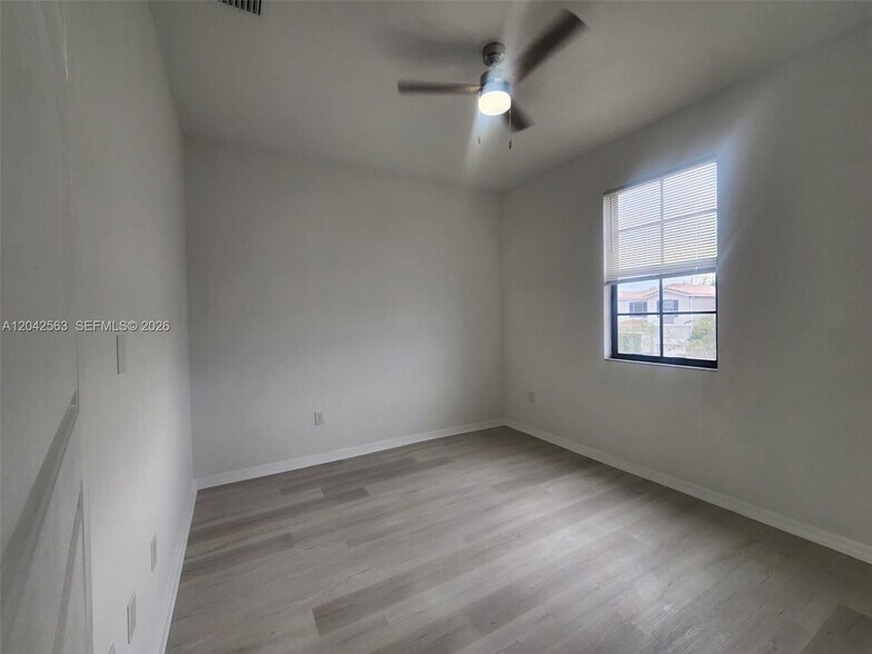 Building Photo - 641 NE 191st Ter