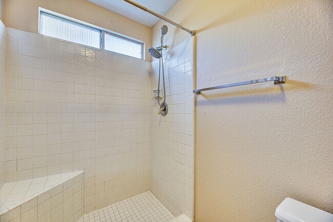 Building Photo - Garden Dr