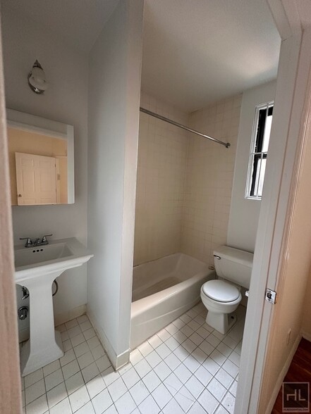 Building Photo - PERFECT WEST VILLAGE 1 BEDROOM - WON'T LAS...