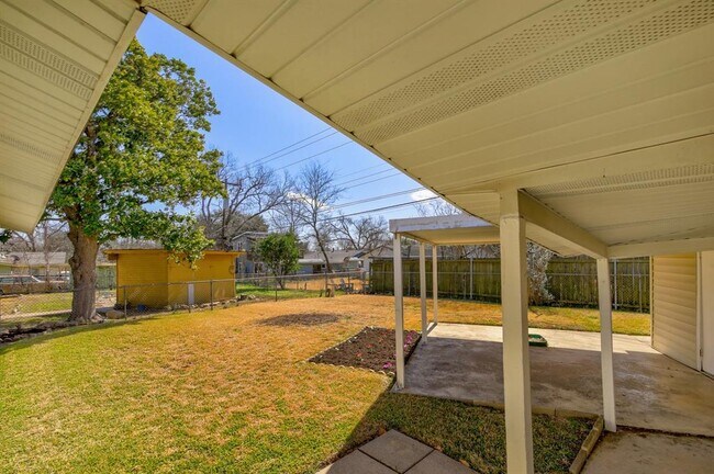 Building Photo - 1515 Corona Dr