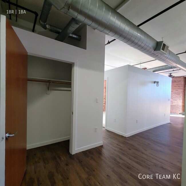 Building Photo - LARGE LOFT in River Market