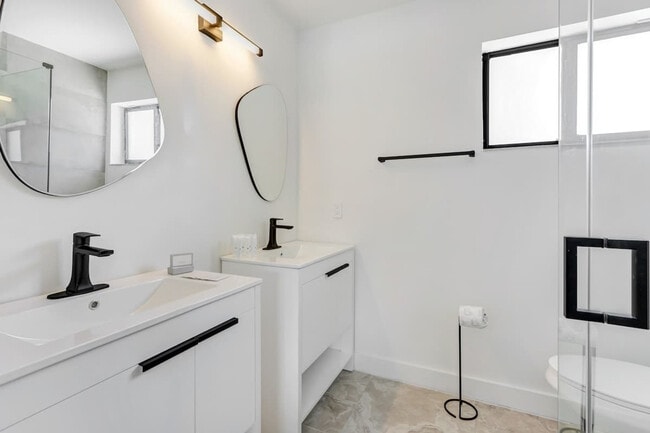 Building Photo - 2325 NE 195th St