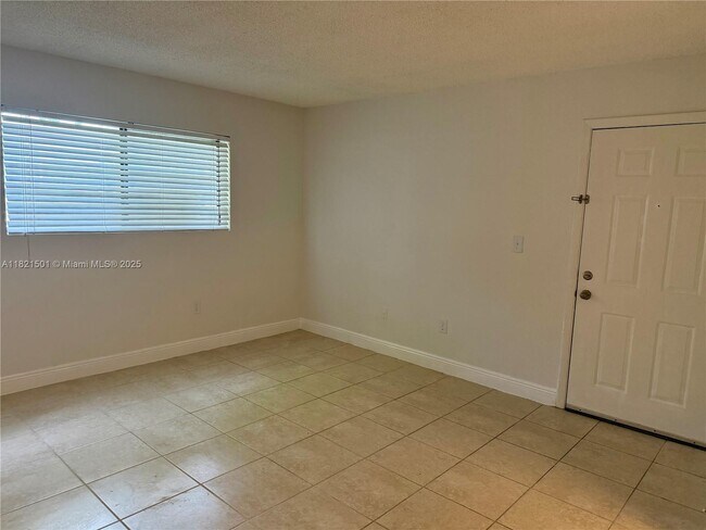 Building Photo - 350 Palm Cir W