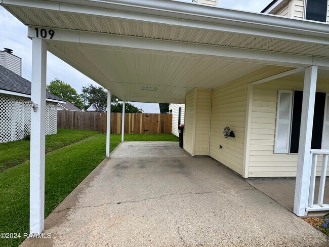 Building Photo - 109 Sugarcreek Dr
