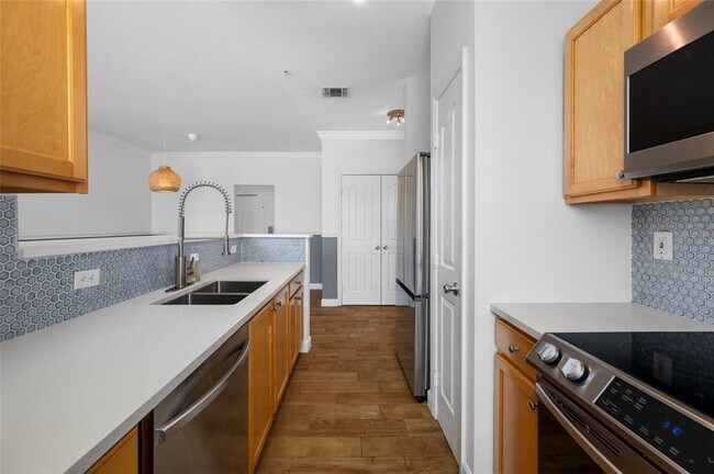 Building Photo - 5000 Culbreath Key Way