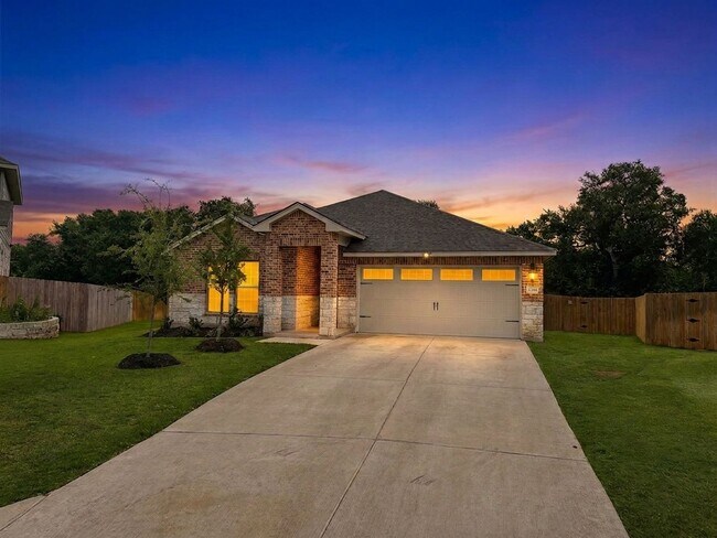 Building Photo - Beautiful 4 bedroom, 2.5 bathroom home in Belton
