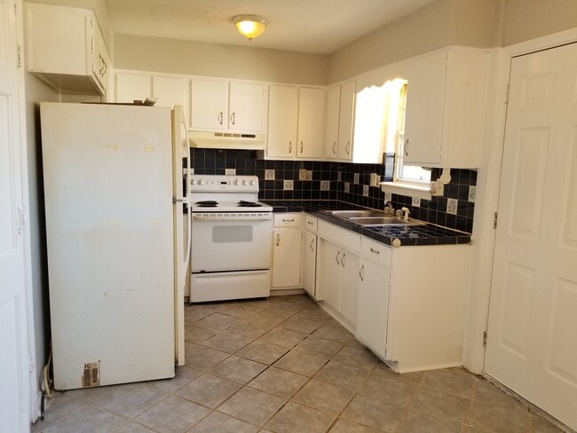 Building Photo - 2 bedroom, 1 bathroom town house located in the heart of Fern Creek