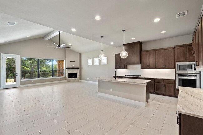 Building Photo - 904 Naranjo Dr
