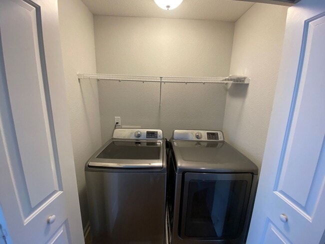 Building Photo - Introducing a stunning Condo with a coasta...