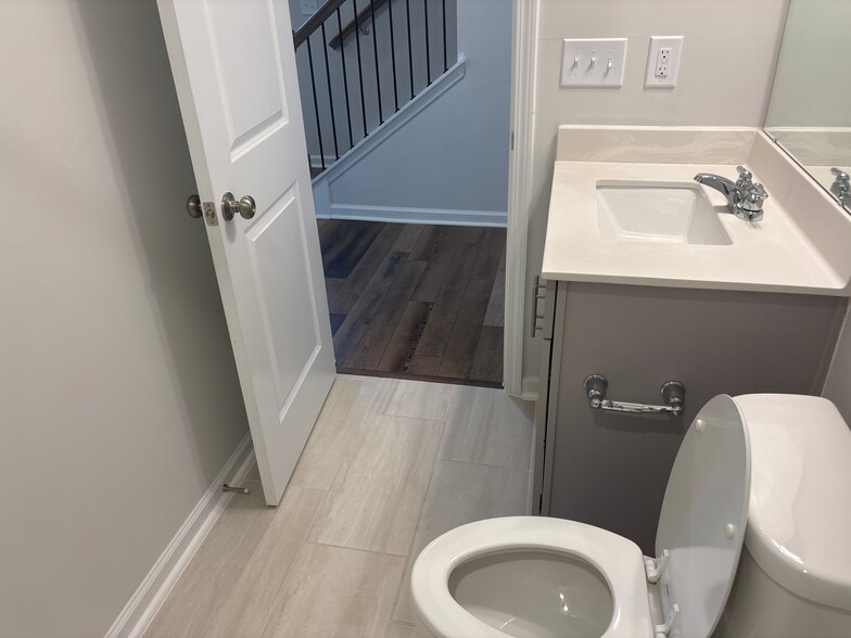 Building Photo - Room in Townhome on Hemlock Cone Wy