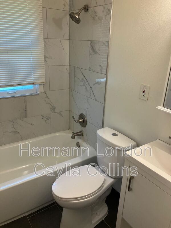 Building Photo - 10072 Ashbrook Dr