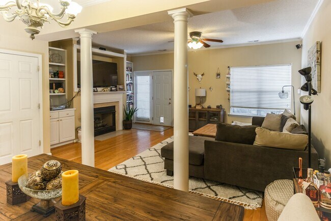 Building Photo - Spacious, well-kept 3 bedroom N Raleigh townhome with fenced back area!